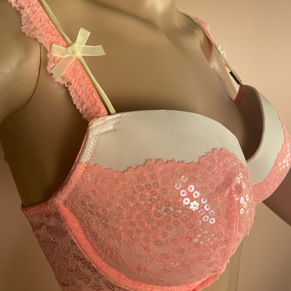 Victoria's Secret NWT Pink and Cream Lace Bra DREAM ANGELS